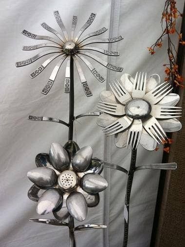 16 Clever DIY Projects Made With Old Silverware Silverware Crafts, Welding Crafts, Unique Garden Art, Silverware Art, Welding Art Projects, Astuces Diy, Metal Tree Wall Art, Metal Welding, Metal Art Diy