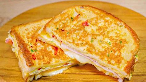 Omelette Sandwich, Egg Sandwich Recipe, Asian Breakfast, Grilled Sandwiches, Toast Sandwich, How To Make Sandwich, Egg Toast, Grilled Sandwich, Toast Recipes