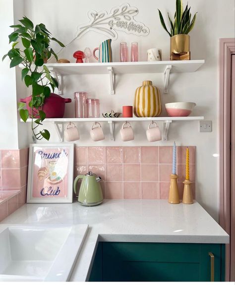 Dopamine Kitchen, Kitchen Shelf Decor Ideas, Colourful Kitchen, Kitchen Shelf Decor, Pastel Home Decor, Kitchen Shelf, Room Style, Kitchen Decoration, Green Kitchen