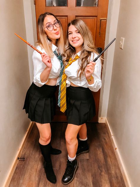 Haloween!! Harry potter edition!!💛💚🪄⚡️| halloween costume| duo costume Harry Potter Couple Costume, Halloween Costume Duo, Costume Duo, Harry Potter Couples, Harry Potter Halloween Costumes, Duo Costumes, Couple Costume, Harry Potter Costume, Costumes Ideas