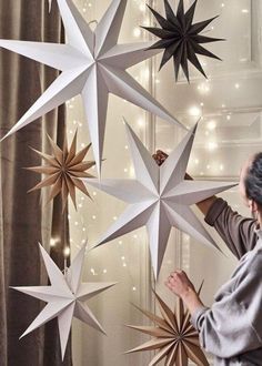 Saturday Christmas, Diy Christmas Star, Decoration Vitrine, Diy Jul, Minimal Christmas, Scandi Christmas, Xmas Deco, Christmas Interiors, Nordic Christmas