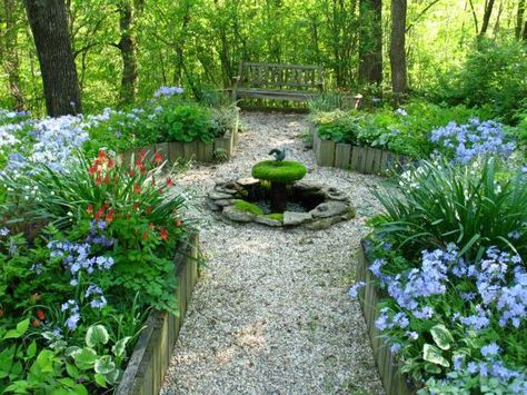 Barbara's shady circular garden in New York | Fine Gardening Circular Garden Design, Gardening Balcony, Shade Garden Design, Shade Gardening, Backyard Shade, Fall Garden Vegetables, Fine Gardening, Diy Outdoor Decor, Italian Garden