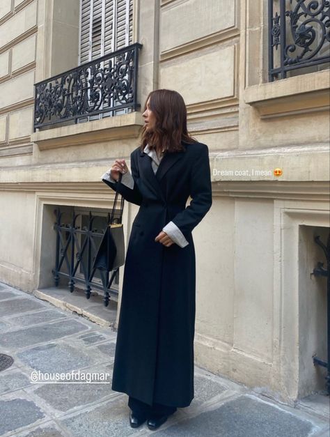 Dress With Coat Outfit Classy, Spring Elegant Outfits, Quite Luxury Fashion, French Fashion Aesthetic, Chic Outfit Aesthetic, Bossy Outfit, Stockholm Outfits, Formal Aesthetic, Chique Outfit