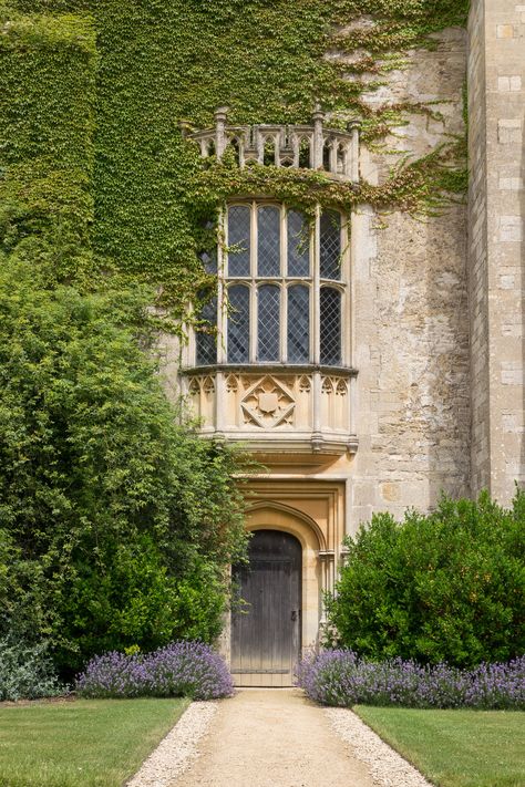 Lacock Abbey June 2017 31 Modern English Country Decor, English Country Manor, English Houses, English Architecture, Traditional Windows, English Manor Houses, English Country Decor, English Village, English Manor