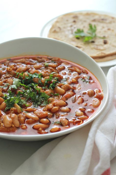 White Bean Curry, Indian Beans, Kidney Bean Curry, Recipes With Kidney Beans, Bean Curry, Meatless Mains, White Bean Recipes, Chole Masala, Beans Curry