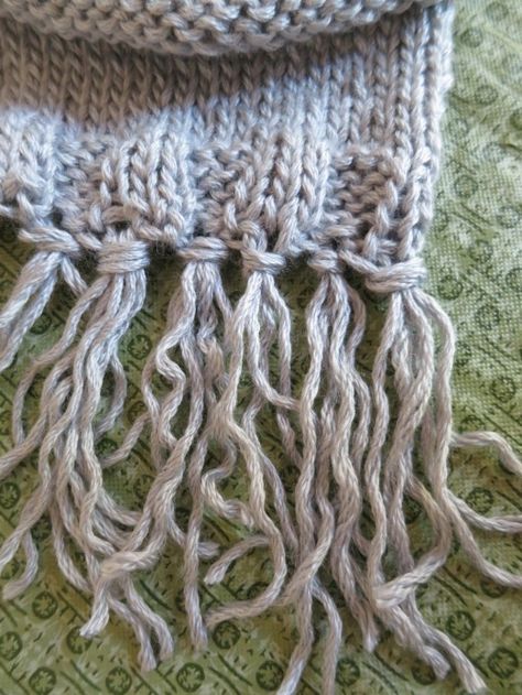 Knitting Hints: How to Make and Attach Fringe Tassels to a Scarf, Shawl or Sweater Knitting Tassels, Shawl Fringe, Sock Loom, Knitting Easy, Scarf Diy, How To Make Tassels, Knitting Tips, Crochet Fringe, Knitting Instructions