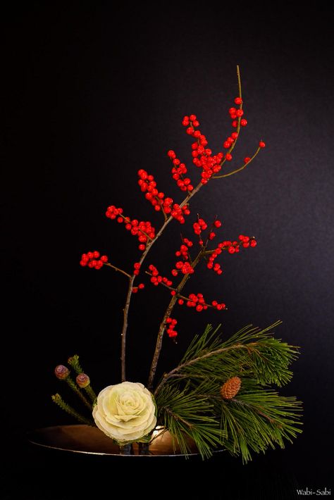 Aesthetic Christmas Tree, Art Floral Japonais, Arreglos Ikebana, Ikebana Sogetsu, Christmas Tree Decor Ideas, Sogetsu Ikebana, Tree Decor Ideas, Unique Flower Arrangements, Ikebana Arrangements