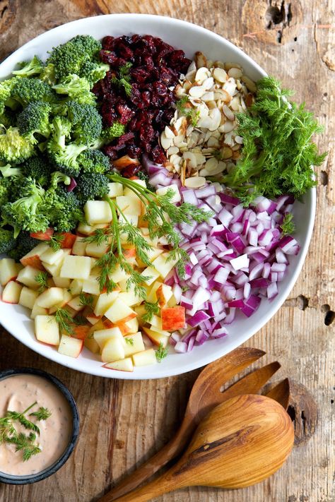 Raw Broccoli Salad, Broccoli Recipes Healthy, Salad Recipes Lunch, 10 Healthy Foods, Raw Broccoli, Camille Styles, Broccoli Salad, Broccoli Recipes, Healthy Salad