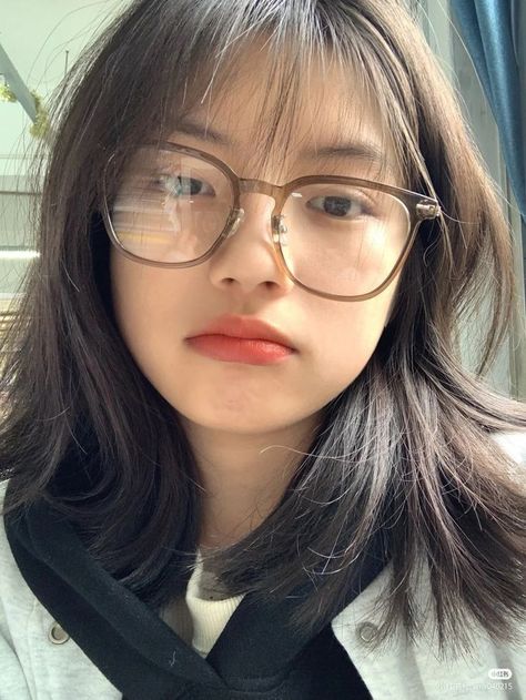 Low Visual Weight Face, Ulzzang Glasses, Asian Glasses, Underdye Hair, Glasses Selfie, Korean Sunglasses, Korean Glasses, Short Hair Glasses, Bangs And Glasses