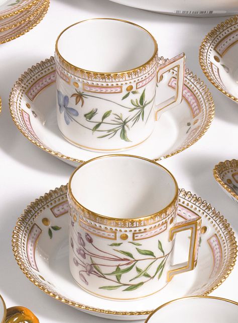 Assiette Design, Crockery Design, Flora Danica, Pretty Tea Cups, Tea Cups And Saucers, Luxury Tableware, Coffee Service, Tea Sets Vintage, Cute Kitchen