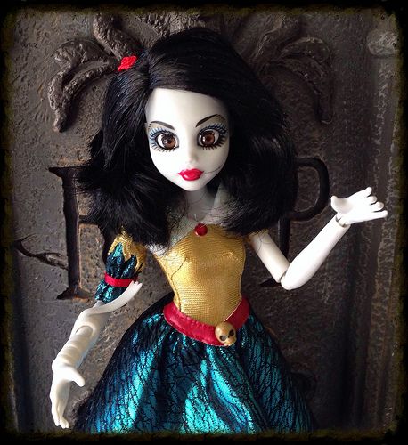 zombie snow white doll  once upon a zombie by wowwee Zombie Snow White, Disneys Zombies, Zombie Porcelain Dolls Diy, Disney Princess Zombie, Zombie Barbie, Zombie Plushies, Snow White Makeup, Zombie Princess, Goth Dolls