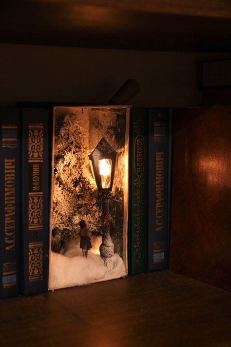 Narnia Booknook, Lord Of The Rings Book Nook, Percy Jackson Book Nook, Narnia Book Nook, Narnia Diy, Christmas Book Nook, Book Inserts, Fantastic Beasts Book, Book Art Sculptures