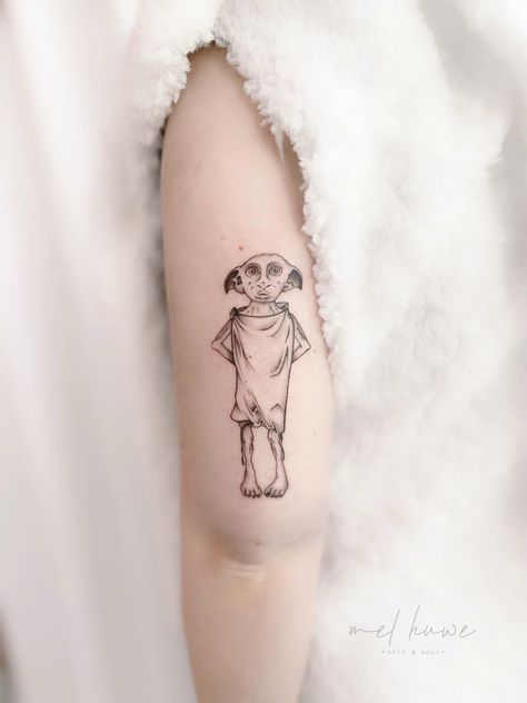 Dobby Tattoo Outline, Harry Potter Tattoos Dobby, Dobby Tattoo Harry Potter, Dobby Tattoo, Pop Culture Tattoos, Culture Tattoos, Dad Tattoo, Dobby Harry Potter, Palm Tattoos