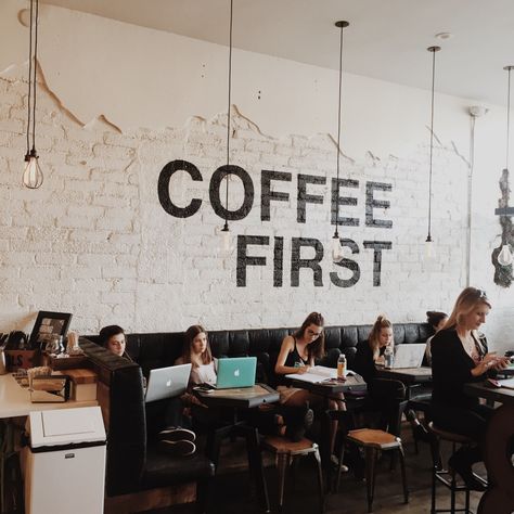 Italiandipity Cafe Sitting Ideas, Coffee Shop Seating, Black And White Cafe, Cafe Bar Interior, Coffee Shop Wall, Cafe Concept, Coffee Room, Coffee Shop Bar, Cafe Shop Design