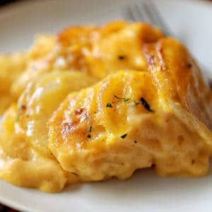 Crockpot Scalloped Potatoes, Cheesy Scalloped Potatoes Recipe, Easy Scalloped Potatoes Recipe, Cheesy Scalloped Potatoes, Scalloped Potatoes Easy, Scalloped Potatoes Recipe, Scalloped Potatoes And Ham, Scalloped Potatoes Cheesy, I Am Baker