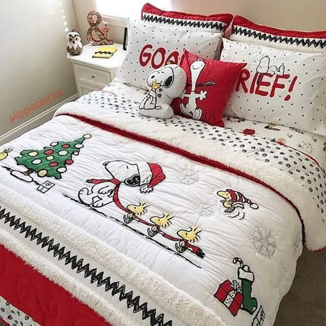 Holiday Bedroom, Peanuts Christmas, Christmas Bedding, Christmas Decorations Bedroom, Holiday Quilts, Charlie Brown Christmas, Snoopy Christmas, Christmas Bedroom, Charlie Brown And Snoopy