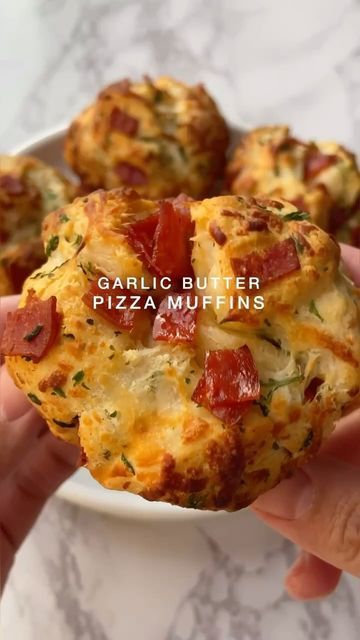 Garlic Butter Pizza Muffins, Pizza Pull Apart Muffins, Pizza Biscuits Muffin, Pizza Muffins With Pizza Dough, Pizza Finger Food, Muffin Top Pan Recipes, Pull Apart Pizza Muffins, Muffin Top Pan, Pizza Cupcakes