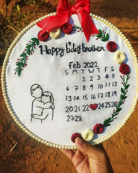 Calendar hoop Handmade Gifts For Brother From Sister, Creative Birthday Gifts For Brother, Brother Birthday Gift Ideas Diy, Diy Gift Ideas For Brother, Calendar Hoop Embroidery, Diy Gifts For Brother From Sister, Handmade Gifts For Brother, Brother Ideas, Hoop Decor