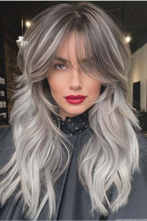 10 Chic Ways To Wear Gray Hair Without Looking Old 7 Platinum Gray Hair Silver, Gray Hair Ideas, White Hair Highlights, Silver Hair Color Ideas, Hair Dye Brands, Hair Dye Shades, Dark Grey Hair, Long Silver Hair, Hair Dye Removal