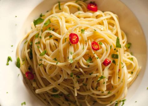 briefly in the oil, add the chili. Reduce heat immediately and stir-fry until the garlic until it has a nice golden Spagetti Aioli Olio, Spaghetti Aglio E Olio, Spaghetti Aglio, Aglio E Olio, Spice Mix Recipes, Aglio Olio, Garlic Olive Oil, Pasta Lover, Pasta Noodles