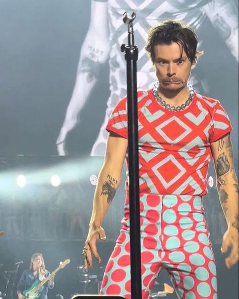 Harry Styles Silly, 2022 Outfits, Harry Styles Funny, Harry 1d, Harry Styles Cute, Haikou, One Direction Harry, Harry Styles Pictures, Harry Styles Photos