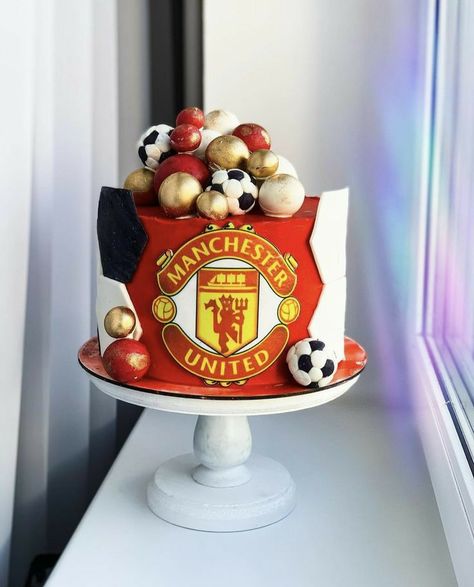 Man United Cake Ideas, Manchester United Cake Ideas, Man Utd Cake, Man United Cake, Manly Cake, Football Cake Design, Manchester United Cake, Black Cinderella, Soccer Cakes