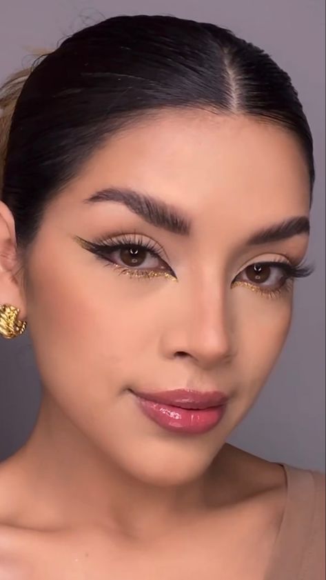 Black And Gold Eyeliner Looks, Night Out Eyeliner, Elegant Makeup Hooded Eyes, Black And Gold Eyeliner, Black And Gold Eye Makeup, Ritual Makeup, Black Winged Eyeliner, Dramatic Winged Eyeliner, Gold Glitter Eyeliner