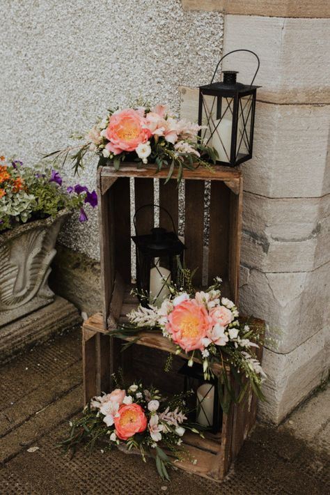 Milk Crate Wedding Decor, Crate Flower Arrangements, Wedding Crates Decoration, Apple Crates Wedding, Wood Crate Porch Decor, Apple Crate Wedding Decor, Crate Decor Ideas Wedding, Wooden Crate Wedding Decor, Wedding Crate Decor