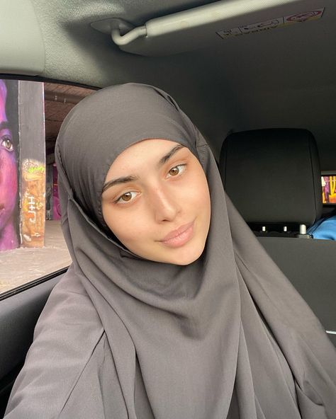 effortless on Instagram: “Quran melts hard hearts and heals the broken ones 💌 #nofilterneeded #jilbab” Muslim Girl Aesthetic, Muslim Girl Outfits, Hijab Makeup, Stile Hijab, Hijab Style Tutorial, Crazy Women, Muslim Couple Photography, Modest Fashion Hijab