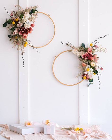 No photo description available. Hoop Wreaths, Billy Buttons, Curly Willow, Fleurs Diy, Wedding Wreath, Spring Wedding Flowers, Floating Flowers, Wedding Wreaths, Floral Hoops