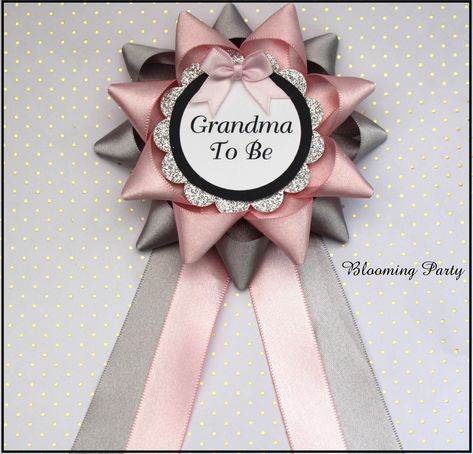 Corsage Pink, Mommy To Be Pins, Grandma To Be, Baby Shower Pin, Grey Baby Shower, Baby Shower Pink, Baby Shower Corsage, Corsage Pins, Mommy To Be