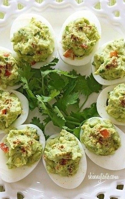 Guacamole Deviled Eggs - If you're looking for a healthy snack of appetizer for St Patrick's Day, these green deviled eggs are the perfect solution. Kaufman Diet Phase 1 Recipes, Doug Kaufmann Phase 1 Recipes, Clean Appetizers, Guacamole Deviled Eggs, Salsa Guacamole, Deviled Eggs Recipe, Candida Diet, Deviled Egg, Mashed Avocado