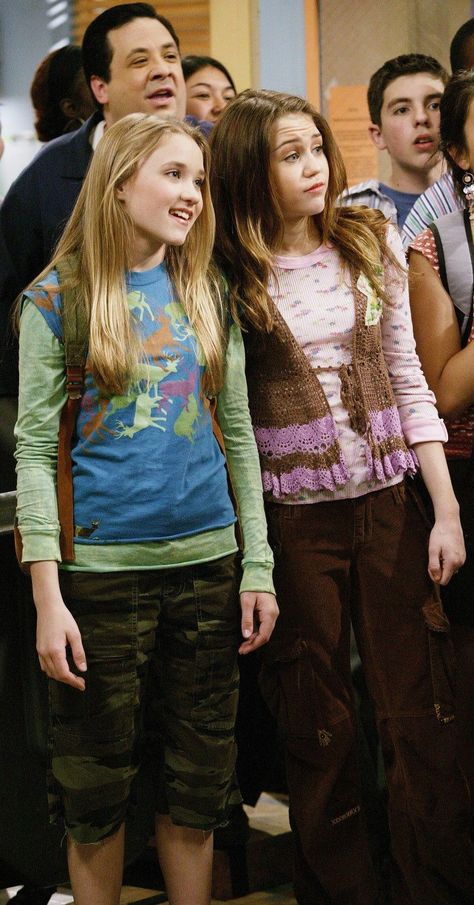 Miley And Lilly, Lilly Hannah Montana, Hannah Montana Season 2, Hannah Montana Show, Hannah Montana 3, Hannah Montana Outfits, Hannah Miley, 90s Early 2000s Fashion, Miley And Liam