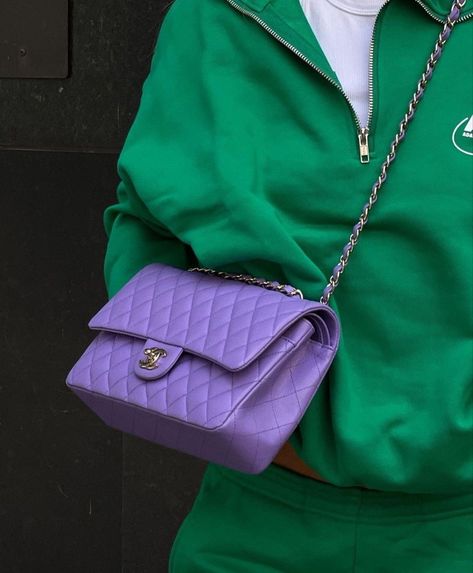 Purple Bag Aesthetic, Purple Bags Outfit, Summer Inspo Outfits, Chanel Bag Outfit, Emili Sindlev, Purse Outfit, Luxury Green, Statement Handbag, Purple Handbags