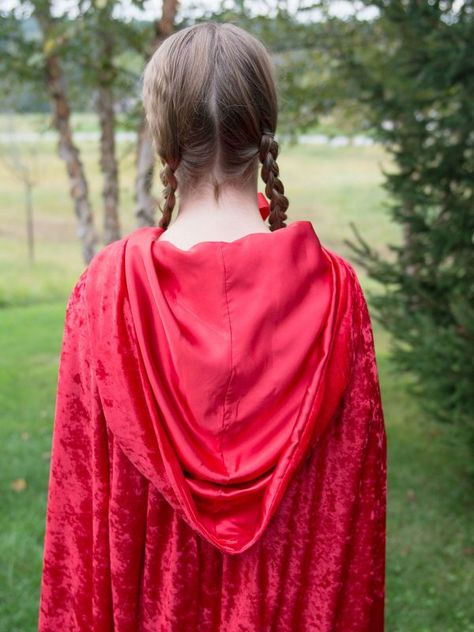 How to make a hooded cape; perfect for a Halloween Costume Diy Cape For Women Halloween Costumes, Lace Hooded Cape, Red Riding Hood Costume Kids, Red Riding Hood Costume Diy, Hooded Cloak Pattern, Hooded Cape Pattern, Cape Diy, Halloween Cloak, Cloak Pattern