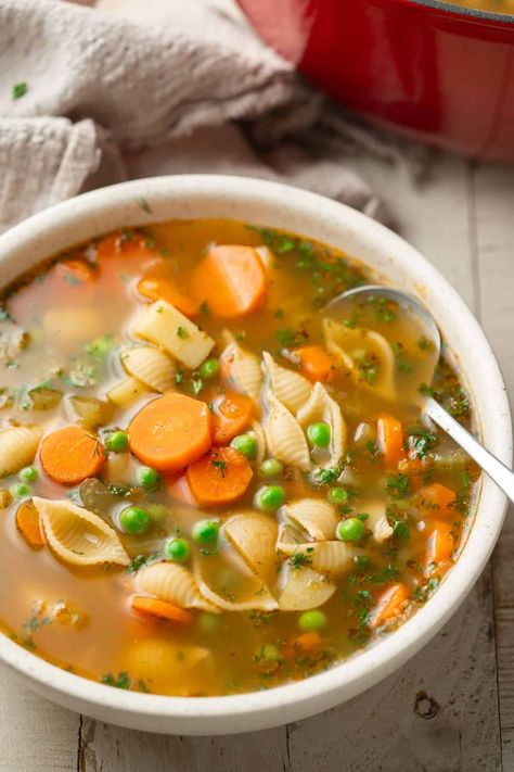 Easy Vegetable Noodle Soup - Connoisseurus Veg Vegetable Soup With Egg Noodles, Veggie Soup With Noodles, Vegetable And Pasta Soup, Vegetable Noodle Soup Recipes, Veg Noodle Soup, Veggie Noodle Soup, Chunky Vegetable Soup, Veg Soup Recipes, Vegan Chicken Noodle Soup