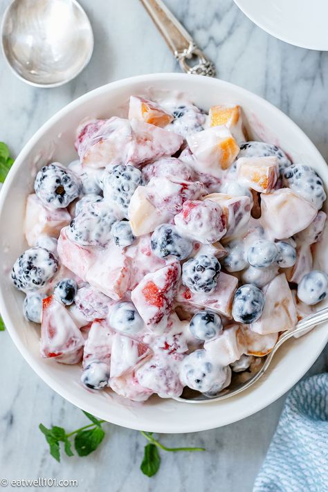 Creamy Fruit Salad - #fruit #salad #recipe #eatwell101 - This sweet and creamy fruit salad is the perfect crowd-pleasing dessert. Combining fresh fruits and berries with a creamy–vanilla dressing, everyone will love this amazing fruit salad! - #recipe by #eatwell101® Fruit Salad With Sour Cream, Creamy Fruit Salad Recipe, Thanksgiving Brunch Recipes, Salad With Sour Cream, Jello Fruit Salads, Creamy Fruit Salad, Jello With Fruit, Holiday Dinner Recipes, Creamy Fruit Salads