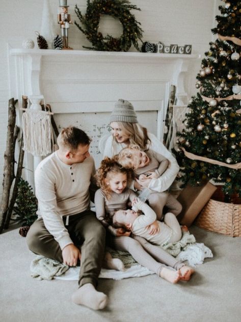 Family Christmas Mini Session Ideas, Indoor Winter Family Photoshoot, Christmas Picture Set Up, Christmas Photography Family Studio, Winter Indoor Photoshoot, Indoor Holiday Family Photos, Indoor Christmas Photoshoot Outfits, Studio Christmas Photos Family, Cozy Family Christmas Photos