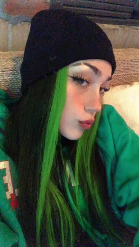 Black Hair With Green Money Pieces, Blond And Green Hair, Alt Girls, Colorful Hair, Roots Hair, Hair Inspo Color, Cool Hair Color, Hair Dye, Green Hair