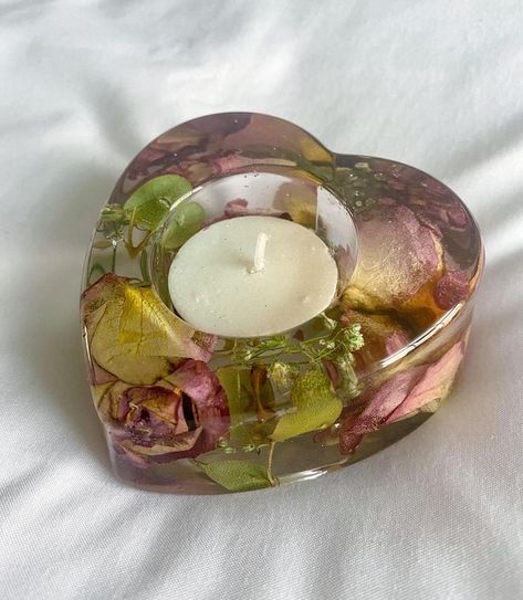 Wedding Flowers In Resin, Flowers In Resin, Heart Resin, Keepsake Wedding, Hand Work Design, Flower Preservation, Memorial Flowers, Special Flowers, Diwali Gifts