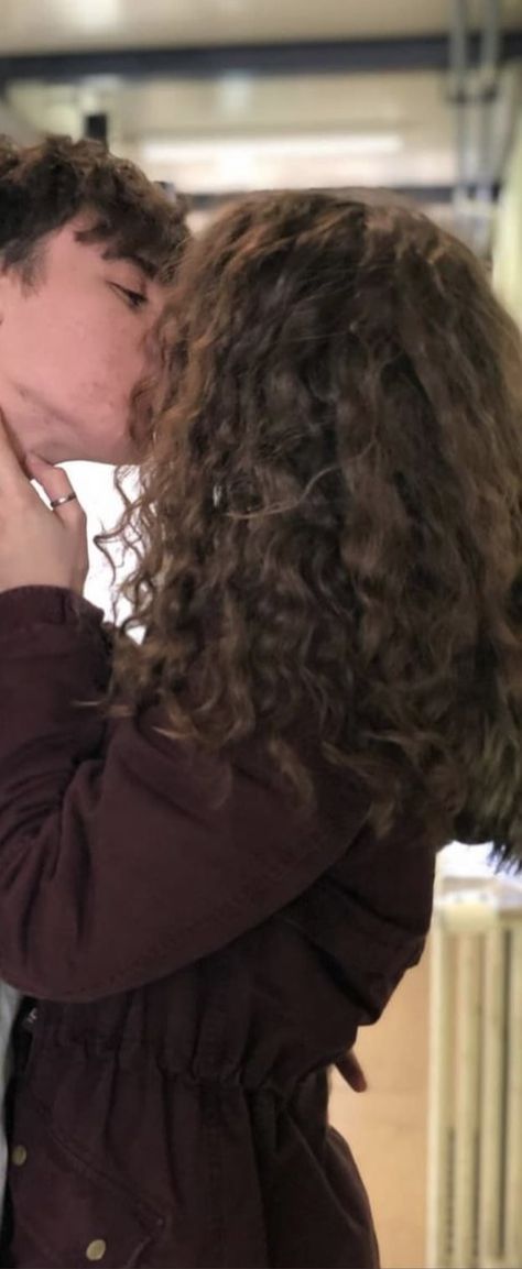 Curly Hair Girlfriend Couple, Curly Hair Pregnant Women, Curly Haired Boyfriend Aesthetic, Curly Haired Couple Aesthetic, Curly Couple Aesthetic, Curly Haired Couple, Curly Hair Couple Aesthetic, Curly Boyfriend, Curly Hair Couples