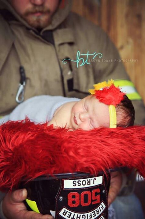 Newborn baby girl daddy firefighter Oilfield Man, Addison Grace, Oilfield Life, Firefighter Family, Firefighter Emt, Fire Life, Female Firefighter, Baby Green, Newborn Baby Photos