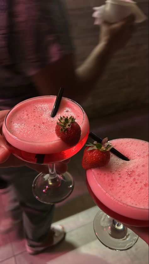 Cute Cocktails Aesthetic, Cocktails Aesthetic, Cocktail Aesthetic, Cocktail Names, Pretty Alcoholic Drinks, Birthday Cocktails, Pink Cocktails, Cocktail Night, Cocktails Bar