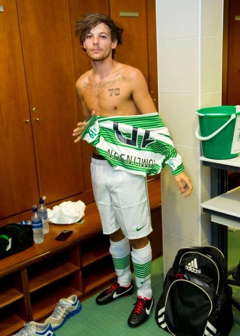 Louis plays soccer, how can you two not love him now? @Saige Obray @Hailey Phillips Eubanks Four One Direction, One Direction Louis Tomlinson, Doncaster Rovers, Gambar One Direction, Waterloo Road, One Direction Facts, One Direction Louis, Louis And Harry, One Direction Pictures