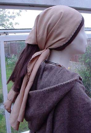 Anglo Saxon rectangular headscarf. Viking Woman Headwear, Viking Head Covering, Anglo Saxon Hairstyles, Medieval Headscarf, Anglo Saxon Clothing, Saxon History, Norse Culture, Anglo Saxon History, Viking Head