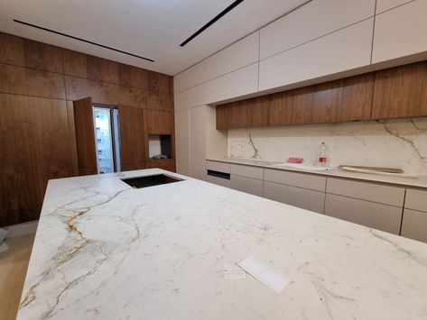 Abu Dhabi White Neolith, Neolith Abu Dhabi White Kitchen, Kitchen Design Trends, Kitchen Benches, Kitchen Furniture Design, Counter Tops, Kitchen Countertop, Black Kitchens, Counter Top