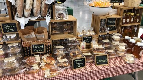 Biscuit Display Ideas, Farmers Market Cookie Display, Farmers Market Bread Display, Bread Display Ideas, Bake Sale Displays Table, Bakery Vendor Booth Display Ideas, Farmers Market Table Display, Bread Stand, Bake Sale Displays