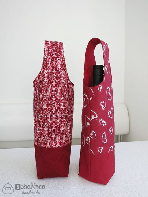 DIY Tutorial and Pattern a Bag for wine. How To Make Wine Bottle Bags, Quilted Wine Bottle Bags Pattern, Wine Bags To Sew, Wine Bottle Bags Pattern, Wine Carrier Pattern, Fabric Wine Bottle Bag, Wine Bag Pattern, Fabric Wine Bags, Wine Bottle Bags