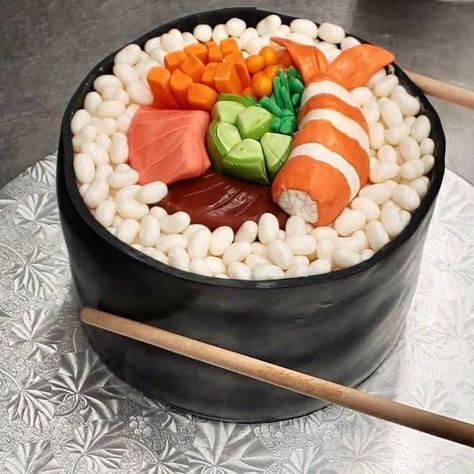 Sushi Shaped Cake, Sushi Cake Design, Sushi Roll Cake, Sushi Suprise, Cake That Looks Like Food, Sushi Themed Cake, Sushi Cake Ideas, Surprise Sushi, Sushi Surprise