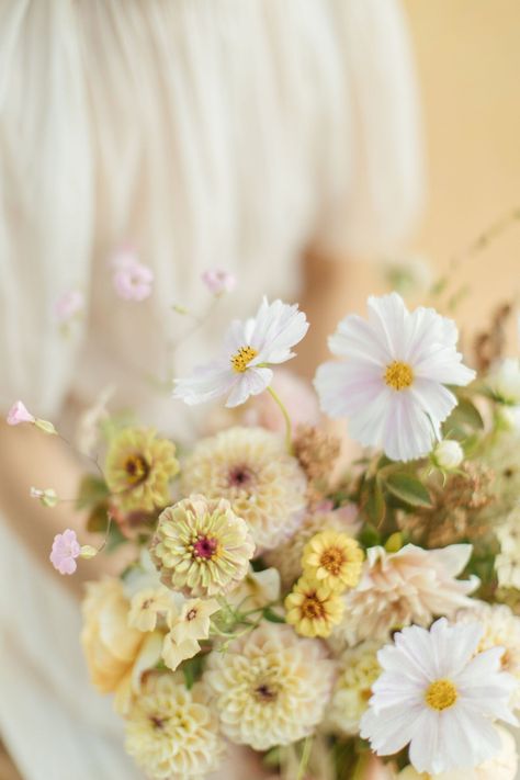 Wildflower Wedding Theme, Unique Bridal Bouquets, Slow Flower, Elegant Wedding Bouquets, Earthy Wedding, Rustic Wedding Bouquet, White Bridal Bouquet, Bouquet Arrangements, Bouquet Design